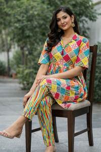 Ensemble Kurti/Kurta mi-long à col imprimé numérique multicolore, magnifique design de col, idéal pour les prochaines fêtes de bureau ou la vie quotidienne - Product Image 2