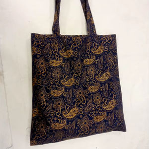 กระเป๋าโท้ทสีน้ำเงินกรมท่าทองเรียบหรู กระเป๋าถือผ้าแคนวาสแบบดั้งเดิมของอินเดียพร้อมซิปปิด กระเป๋าหรูหราสวยงามในอินเดีย - Product Image 1