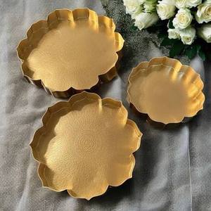 Assiettes décoratives en métal doré en forme de fleur, faites à la main, gravées, modernes, de luxe, pour mariage - Product Image 1