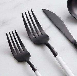 Ensemble de couverts 5 pièces noir mat avec manches blanches – Couverts métalliques minimalistes pour mariages et dîners - Product Image 2