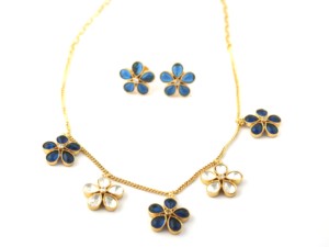Conjunto de Joyería de Flores de Cuarzo Rosa - Collar y Aretes Hechos a Mano en Latón Chapado en Oro de 18k - Product Image 3