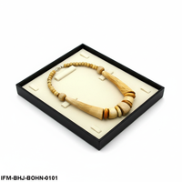 Collier artisanal pour femme, style classique, perles en corne blanchie et finition brûlée, fermoir mousqueton sécurisé, idéal pour les soirées estivales