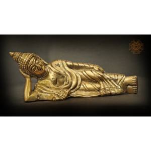 Escultura de Buda Mahaparinirvana de latón de 6 pulgadas hecha a mano, una obra de arte India única para regalar - Product Image 1
