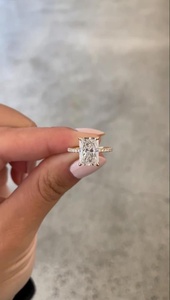 Anillo de Compromiso con Diamante Cultivado en Laboratorio de Corte Radiante de 4 Quilates, Certificación IGI, Piedras Laterales Blancas |   Anillo de Boda de Lujo Chapado en Oro de 18K | - Product Image 1
