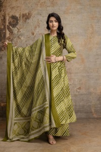 Conjunto de traje de algodón Kali Lehriya Premium 24 para mujer con kurta acampanada, pantalón estampado y dupatta a juego. - Product Image 2