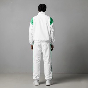 Chándal con Capucha para Hombre, Color Negro, Largo, de Poliéster Impermeable, Estilo Deportivo para Invierno, con Bolsillos Laterales y Cierre de Cremallera - Product Image 4