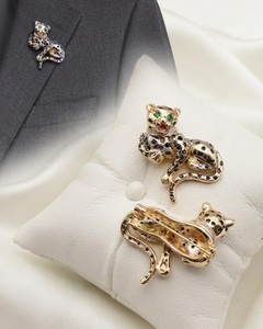 Broche élégante et tendance en cristal plaqué or, motif panthère, avec pierres en zircon, pour femmes et hommes - Product Image 1