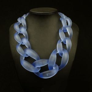 Collier long en résine à maillons larges, style moderne, mélange de couleurs, punk, creux, épais, pour décoration murale, fait main, anniversaire - Product Image 1