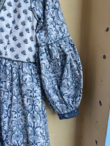 เดรสยาวผ้าฝ้ายพิมพ์ลายดอกไม้หลากสีสไตล์ลำลองแบบดั้งเดิม คอวี แขนยาว สไตล์โบฮีเมียน ปักลาย - Product Image 4