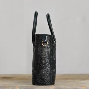 Sac fourre-tout vintage en cuir véritable noir avec embossage floral, deux poignées, bandoulière, utilisation quotidienne toutes saisons - Product Image 4