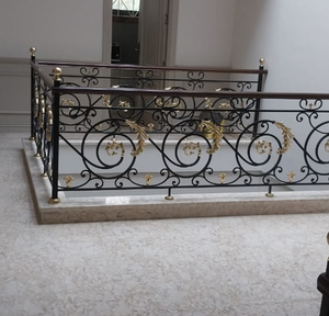 Panneau de balustrade moderne en fer forgé noir et laiton avec volutes dorées - Product Image 2