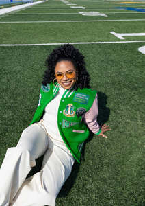 Chaqueta Varsity Verde AKA 1908 con Mangas de Cuero y Crema de Lana, Parche con Cuentas, Bordado Chenille, Chaquetas Varsity con Logotipo Personalizado - Product Image 5