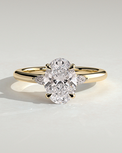 แหวนทองคำแท้ 14K ทรงวงรีประดับเพชรตรงกลาง พร้อมเพชรทรงหยดน้ำด้านข้าง แบบสามวง ได้รับการรับรองจาก IGI เพชรแล็บ 1.5 กะรัต แหวนหมั้น - Product Image 1