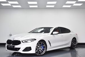BMW Série 8 Gran Coupé 2022, berline sport blanche avec toit noir et jantes en alliage - Product Image 2