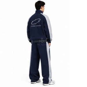 Chándal Estampado Sostenible Azul y Gris para Hombre de Alta Calidad, con Cierre Completo, Cuello Alto, Corte Holgado, Estilo Casual, con Bolsillos Laterales - Product Image 3