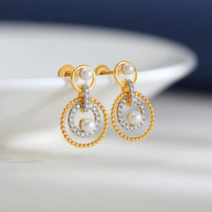 Boucles d'oreilles circulaires en pierre blanche dorée à effet perle et diamant - Product Image 4