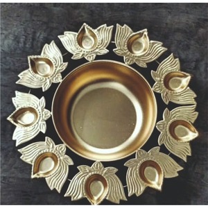 Bol Urli en métal doré fait main avec 12 supports pour Diya, pour la décoration de Diwali, pot à fleurs flottant, centre de table traditionnel pour les festivals indiens - Product Image 5