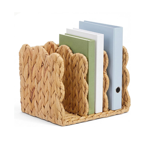Porte-revues et organiseur de bureau en jacinthe d'eau naturelle tressée à la main, à bords festonnés, par des artisans vietnamiens - Product Image 1