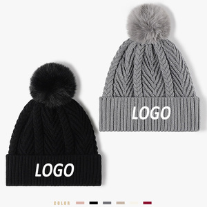 Bonnet pompon en fausse fourrure en gros pour les acheteurs de boutiques américaines, idéal pour les lignes de vente au détail par temps froid - Product Image 1
