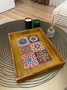 Plateau de service rectangulaire en bois UO Art avec décorations de carreaux orientaux peints à la main, présentant des motifs géométriques et des poignées - Product Image 2