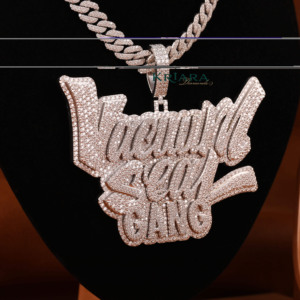 จี้ห้อยคอฮิปฮอปผู้ชาย รุ่น Luxury Seal Gang ชุบทอง 18K เงินแท้ 925 ประดับเพชรโมอิสซาไนต์ พร้อมจี้ตัวอักษร เป็นของขวัญ - Product Image 5