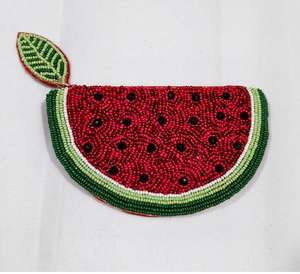 Pochette rectangulaire en tissu brodée de fleurs rouges avec porte-clés doré et fermeture éclair, idéale pour les soirées - Product Image 1