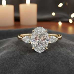 Bague de fiançailles luxueuse à trois pierres avec diamant de laboratoire ovale de 2 carats, coupe poire latérale, en or jaune 14K plaqué rhodium, IGI OM GEMS - Product Image 1