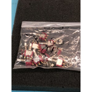 1 LOTE DE 11 INTERRUPTORES DE BOTÓN PULSANTE MOMENTÁNEOS C&K 8125 - Equipos y Piezas de Semiconductores de Confianza de Tradicción Global - Product Image 1