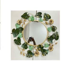 Le cadre en métal texturé à double tonalité confère au miroir créatif et élégant une personnalité audacieuse et intemporelle. - Product Image 3