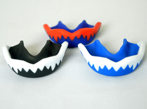 Nouveau design 2026 – Protège-dents de boxe MMA en caoutchouc/silicone durable noir/blanc pour la protection des dents et des gencives - Product Image 4