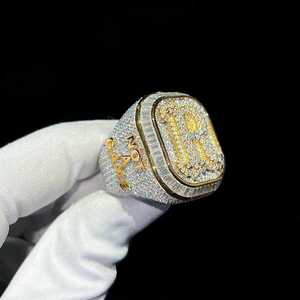 Anillo de Diamantes Moissanite Personalizado con Letra, en Plata de Ley 925 con Acabado en Dos Tonos, Joyería Hip Hop - Product Image 2