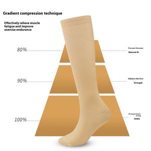 Chaussettes de sport athlétiques personnalisées avec logo, style mi-mollet, haute compression, écologiques, respirantes et à séchage rapide - Product Image 3