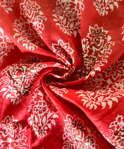 Tela de Algodón Clásica con Estampado Floral a Mano sobre Base Roja |   Textiles Artesanales Indios - Product Image 4