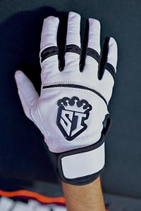 Guantes de Bateo SHAHI IMPEX de Piel Cabretta Rosa de Calidad Premium 0.09mm con Muñequera Floral Derecha, Cierre de Gancho y Bucle, Diseño Acolchado - Product Image 5