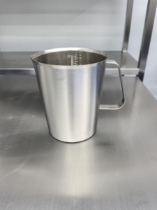 Tasse à mesurer en acier inoxydable 1000ML 32OZ de qualité laboratoire réutilisable avec poignée et graduations - Product Image 5