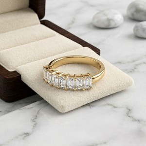 Anillo de banda con siete piedras y corte esmeralda de 3.50 quilates - Product Image 3