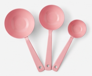 Ensemble de 4 cuillères doseuses en plastique rose avec longues poignées, parfaites pour une utilisation en cuisine, à la maison et à l'hôtel - Product Image 1