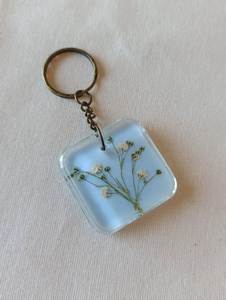 Elegante llavero de resina con acabado inspirado en gemas de lujo para el éxito comercial de accesorios de moda en boutiques. - Product Image 6