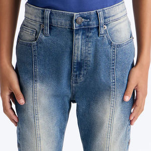 Pantalones Vaqueros de Diseño Moderno con Bolsillos Laterales Funcionales, Lavado Azul Claro, Cintura Cómoda con Presillas para Cinturón - Product Image 2