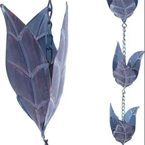 Cadena de lluvia metálica con diseño de hojas, elemento artístico colgante para drenaje exterior único de techos. - Product Image 1