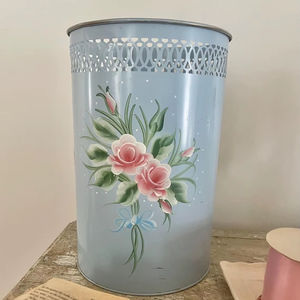 Contenedor de basura artístico azul con estampado de flores rosas y borde decorativo, ideal para el hogar, la oficina y tiendas de boutique, procedente de la India. - Product Image 1