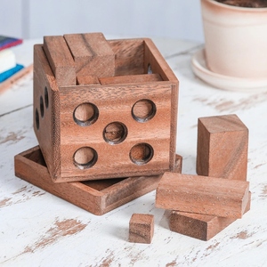 Caja de rompecabezas de madera intrincada con diseño inspirado en dados, con múltiples bloques entrelazados y tapa extraíble - Product Image 3