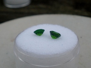 2 gemas redondas sueltas de diópsido cromado de 5 mm cada una para manualidades, joyería y coleccionismo - Product Image 4