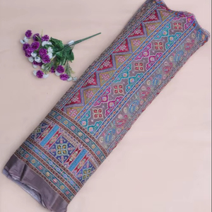 Tela Crepé Natural Color Lavanda Empolvado con Estampado Geométrico Étnico y Borde Ornamental Paisley para Confección de Kurti - Product Image 1