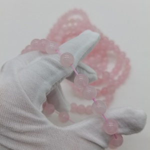 กำไลข้อมือคริสตัลสีชมพูทรงกลมขัดเงาขนาด 8 มม. ทำจากโรสควอตซ์ธรรมชาติ สไตล์รัก ประดับด้วยลูกปัด ยืดหยุ่นได้ เหมาะสำหรับทั้งชายและหญิง ขายส่ง - Product Image 3