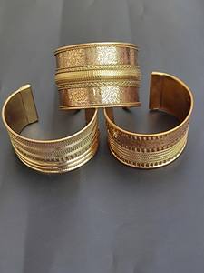 Bracelet manchette en métal rustique de style ethnique moderne, inspiré de l'antiquité, moulé sous pression, texturé, artisanat moghol - Product Image 1
