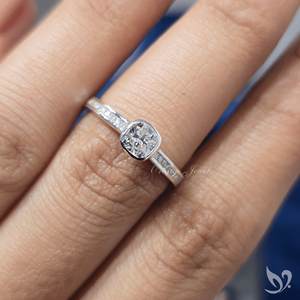Anillo de compromiso romántico y delicado de oro blanco de 10k con diamante de laboratorio de 0.5CT con corte cojín y engaste de bisel con banda de canal. - Product Image 4