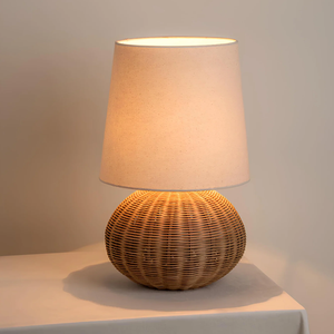 Elegante lámpara de cerámica con diseño floral y pantalla plisada que agrega un toque clásico a cualquier mesita de noche. Disponible a precios de mayorista. - Product Image 2