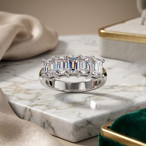 Anillo de banda con cinco piedras de corte esmeralda de 4.00 quilates y engaste de puntas - Product Image 1