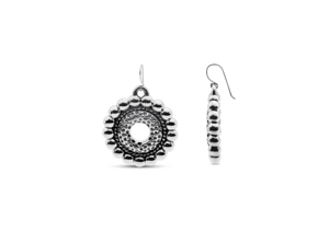 Pendientes redondos con cuentas, cuerda y detalles perforados - Product Image 1